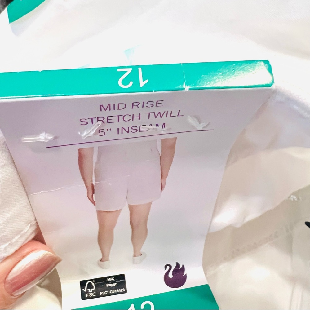 Gloria Vanderbilt-NWT-White Women's Bermuda Shorts-Women’s-Size 12 - Picture 10 of 13